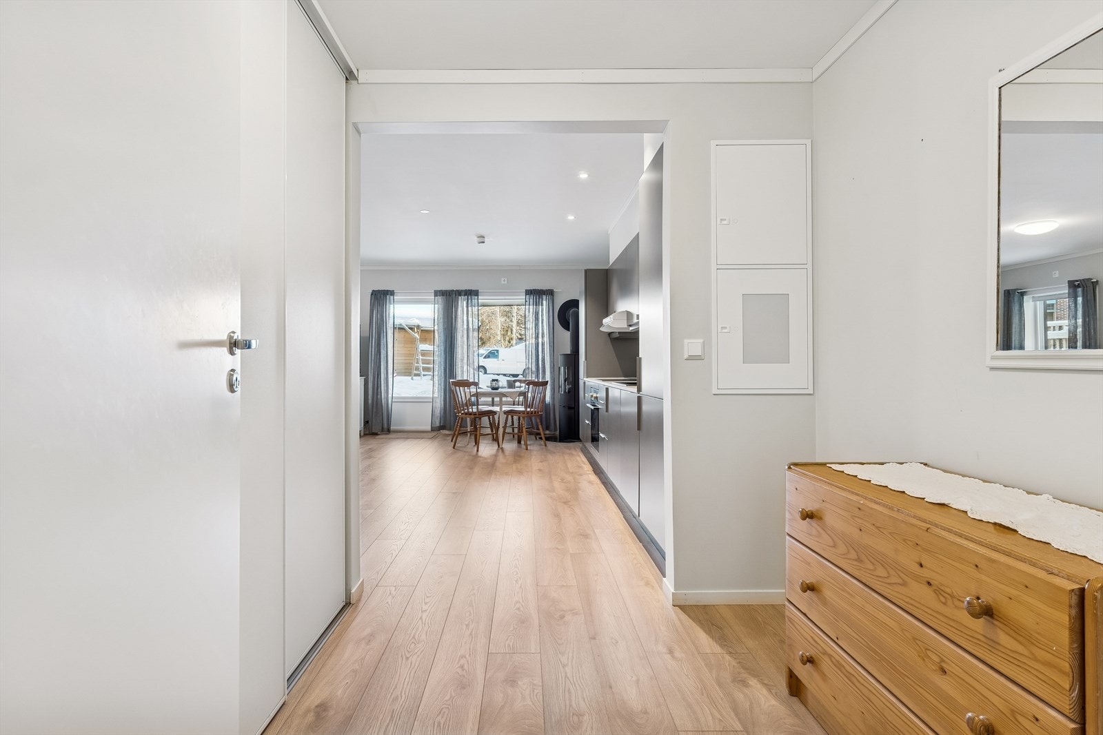 Sikringsskap med automatsikringer er plassert i gangen utenfor badet. Galleribilde