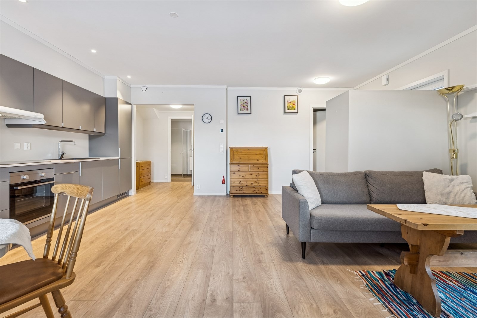 Gjennomgående laminatgulv og lyse veggflater gir et helhetlig og moderne inntrykk. Galleribilde