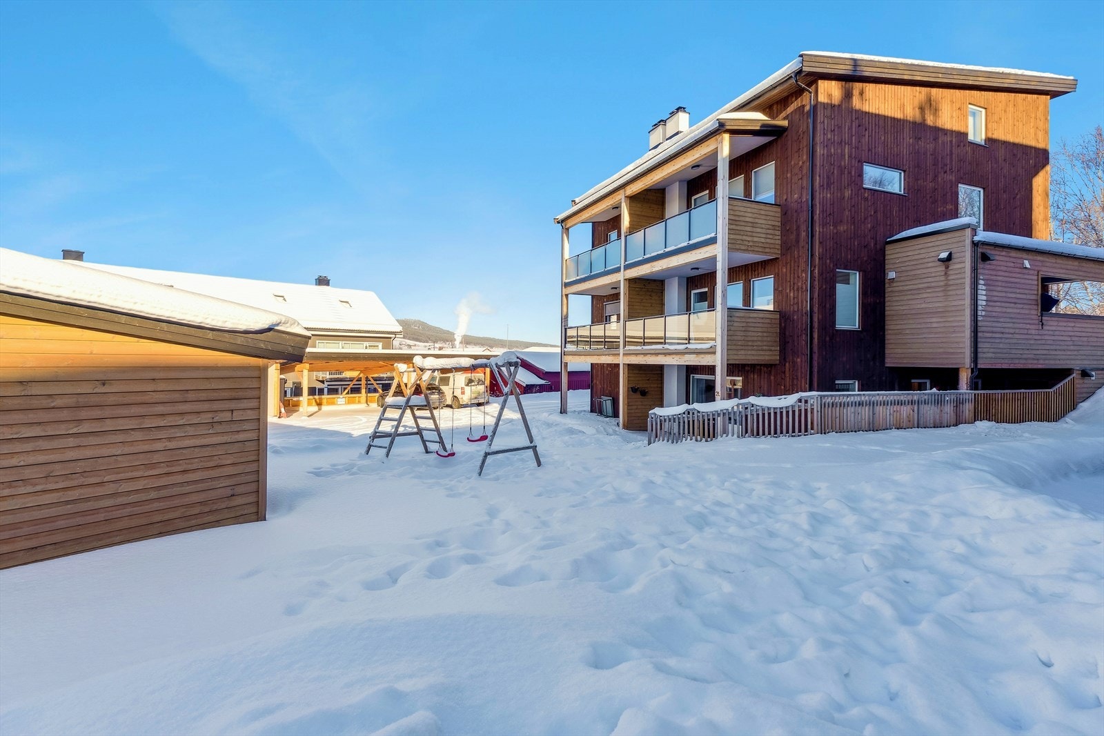 Bygget har stående kledning og et moderne arkitektonisk uttrykk. Galleribilde