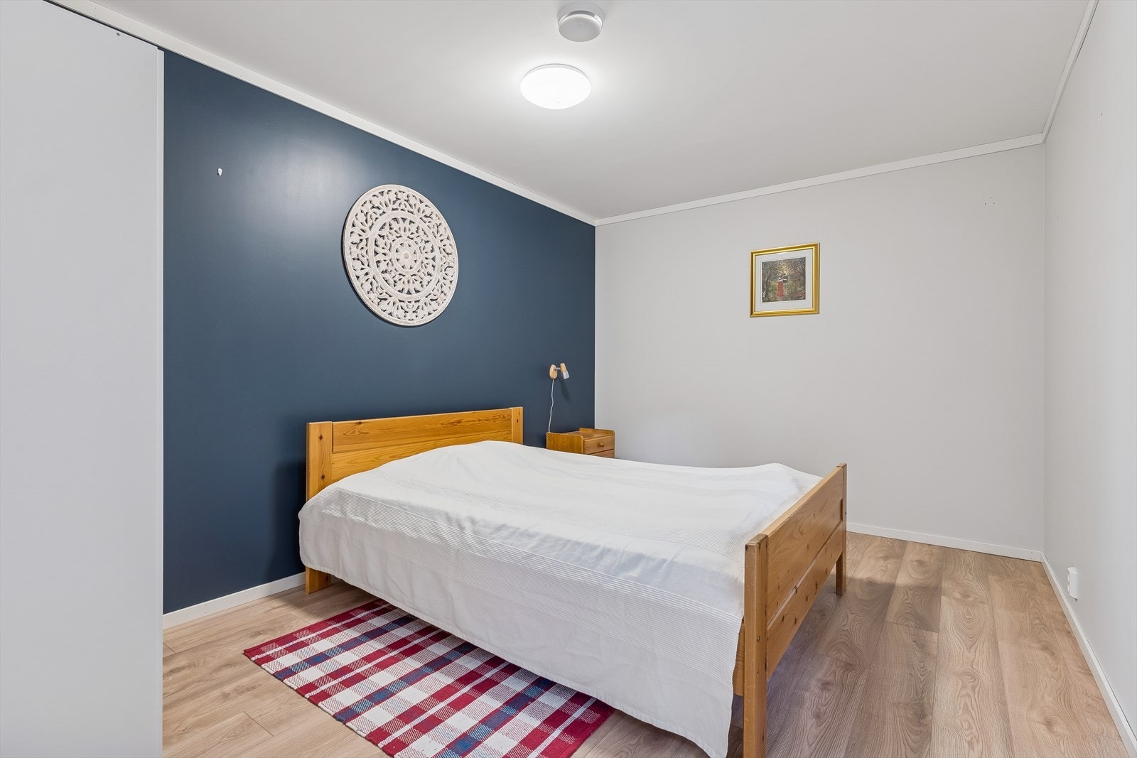 Rommet har malte, slette vegger og laminat på gulvet, i tråd med resten av boligen. Galleribilde