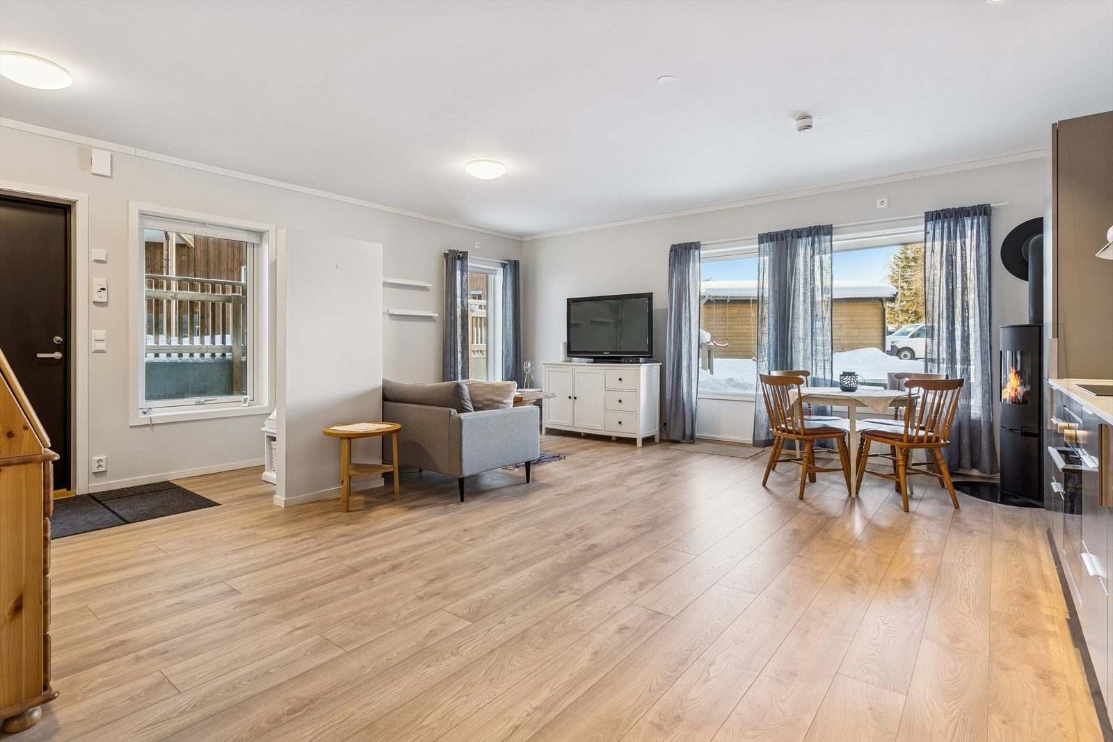 Den åpne løsningen mellom stue og kjøkken skaper et sosialt og luftig allrom. Galleribilde