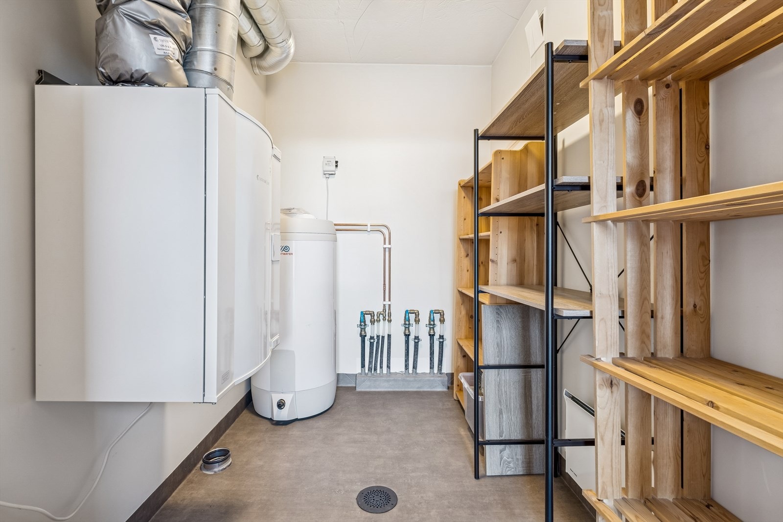 En utvendig bod på 5 m² rommer tekniske installasjoner og gir ekstra lagringsplass. Galleribilde