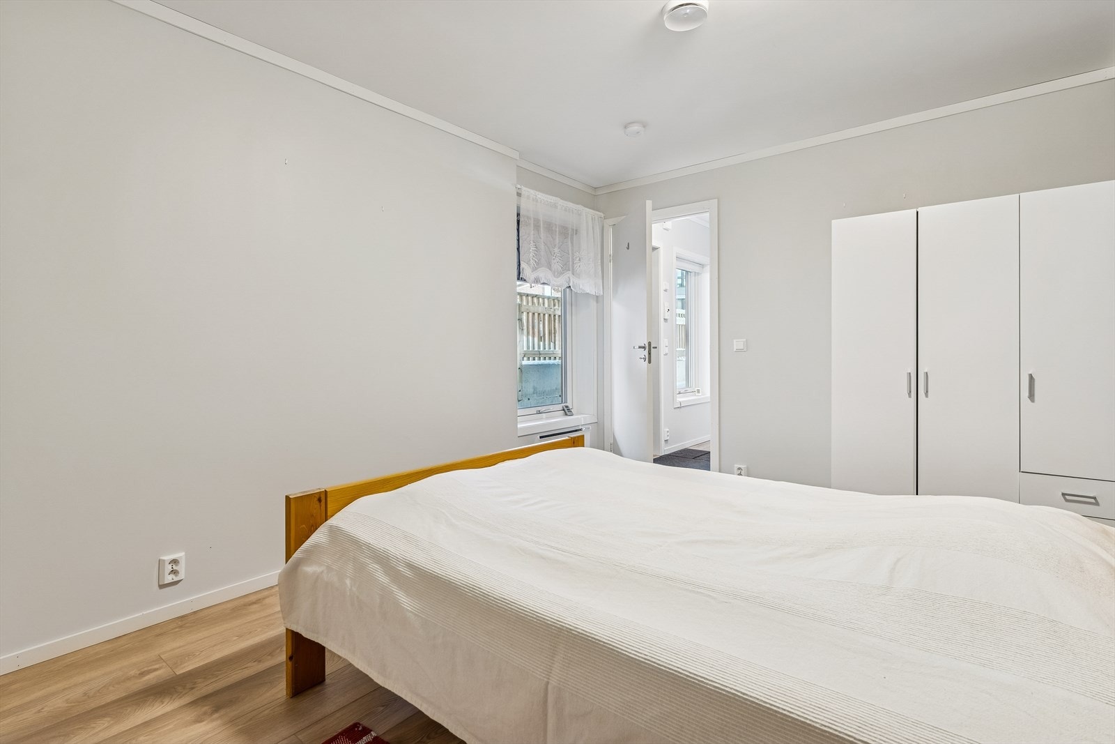 Soverommet har god plass til dobbeltseng og garderobeløsning. Galleribilde