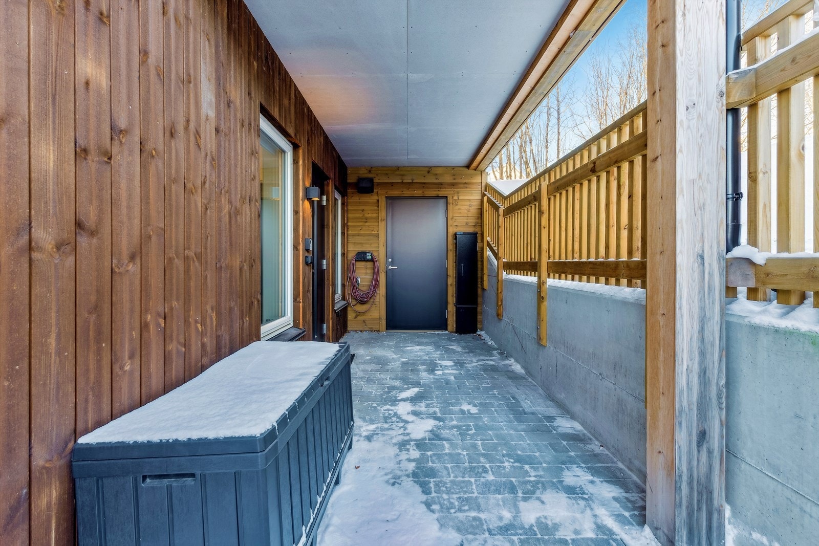 Egen inngang under tak fra svalgang. Galleribilde