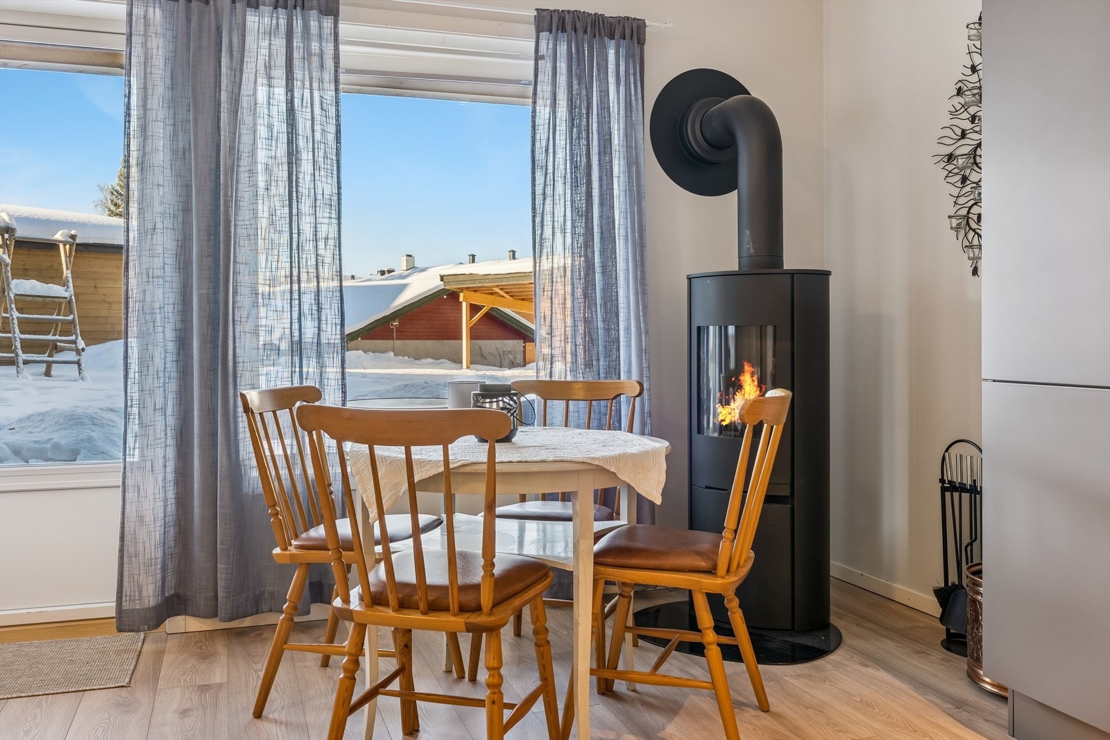 Vedovnen i stuen gir en lun varme og en hyggelig atmosfære på kalde dager. Galleribilde