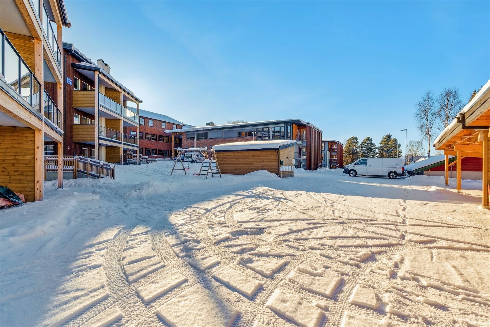 Felles uteområder med lekeapparater for de minste. Galleribilde