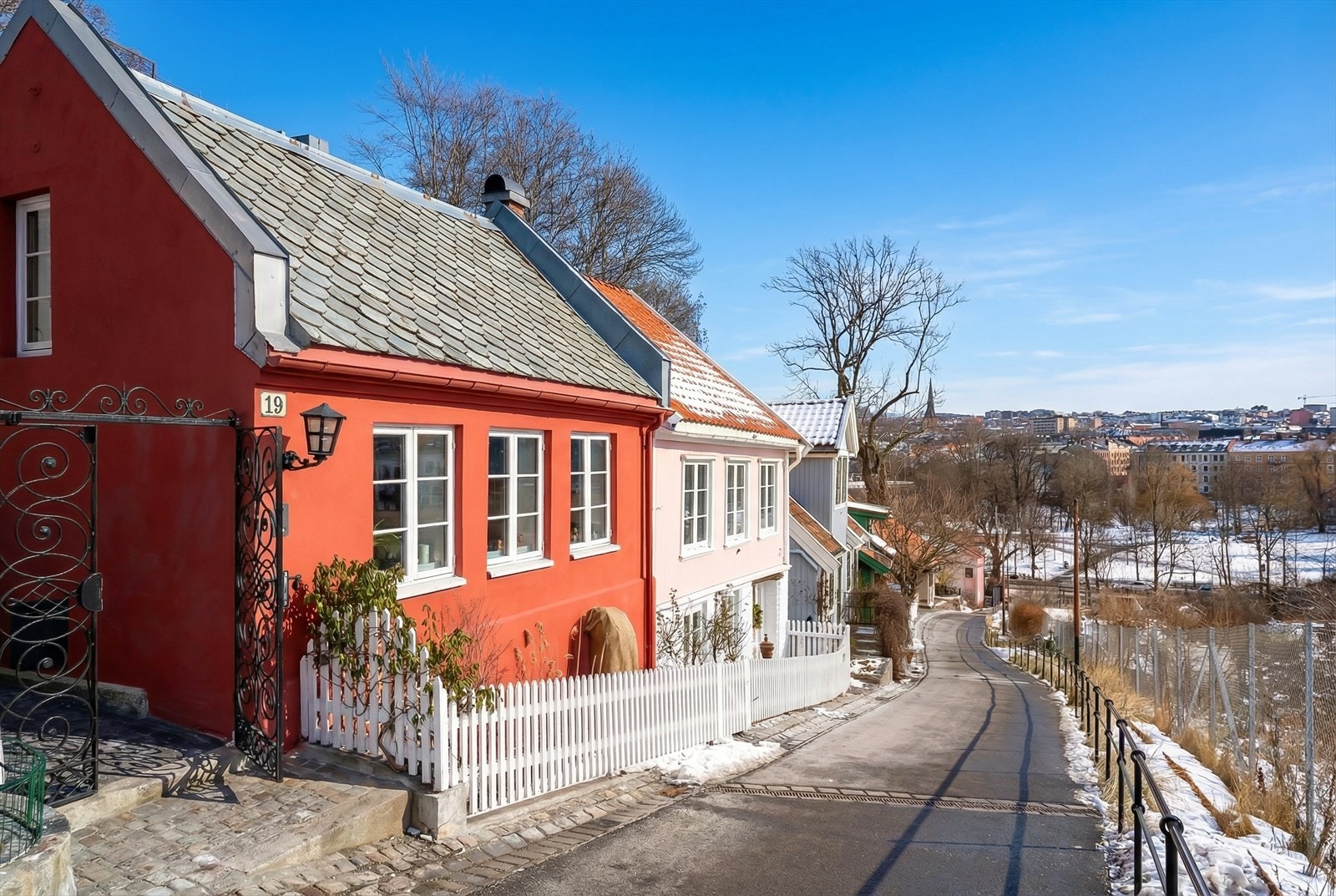 Idyll i Telthusbakken - påkostet og meget innholdsrikt hus m/hyggelige uteplasser - utsikt - ingen gjenboere i front - sjelden anledning Galleribilde