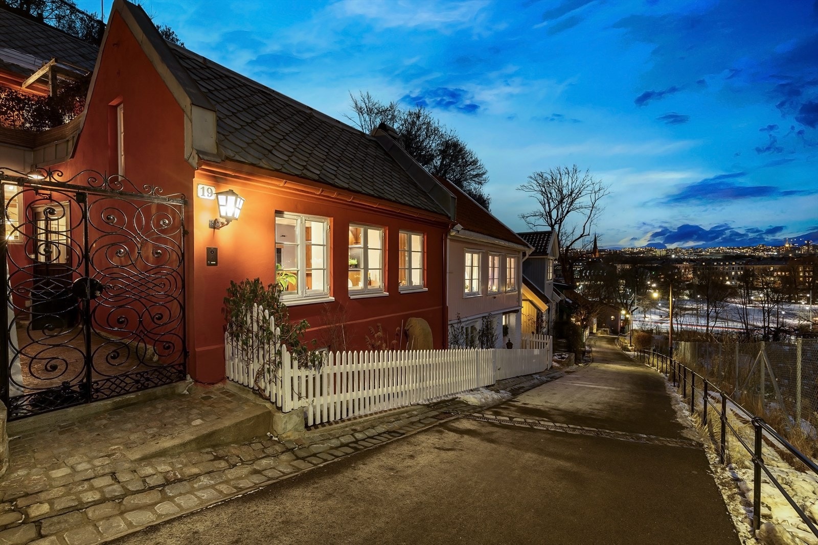 Kveldsbilde fra huset og omgivelsene Galleribilde