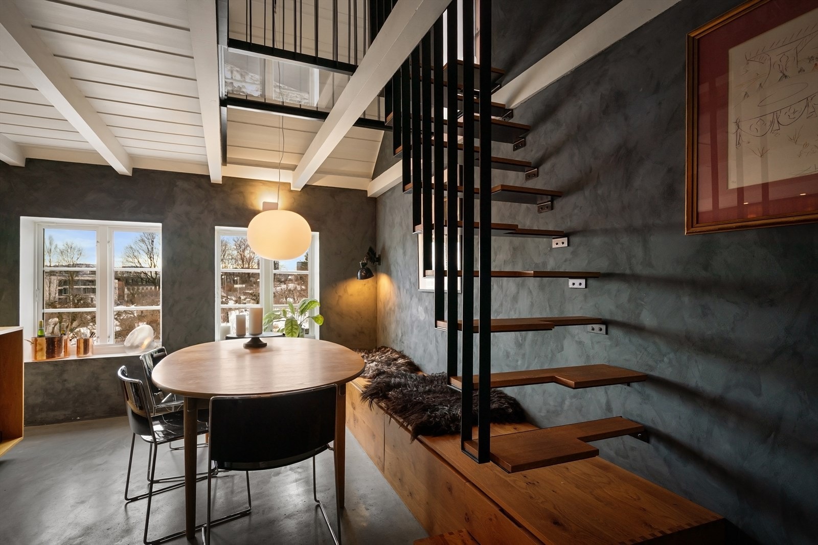 Sambatrapp til mesanin Galleribilde