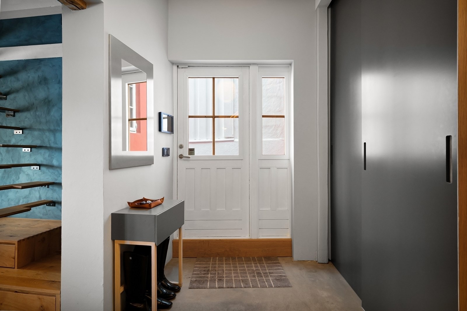Inngangspartiet med Hamran snekkertilpasset garderobe, skohyller mm. Galleribilde