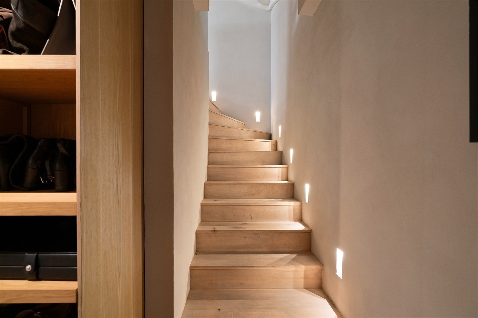Flott trapp til 2. etg med innebygget lys Galleribilde