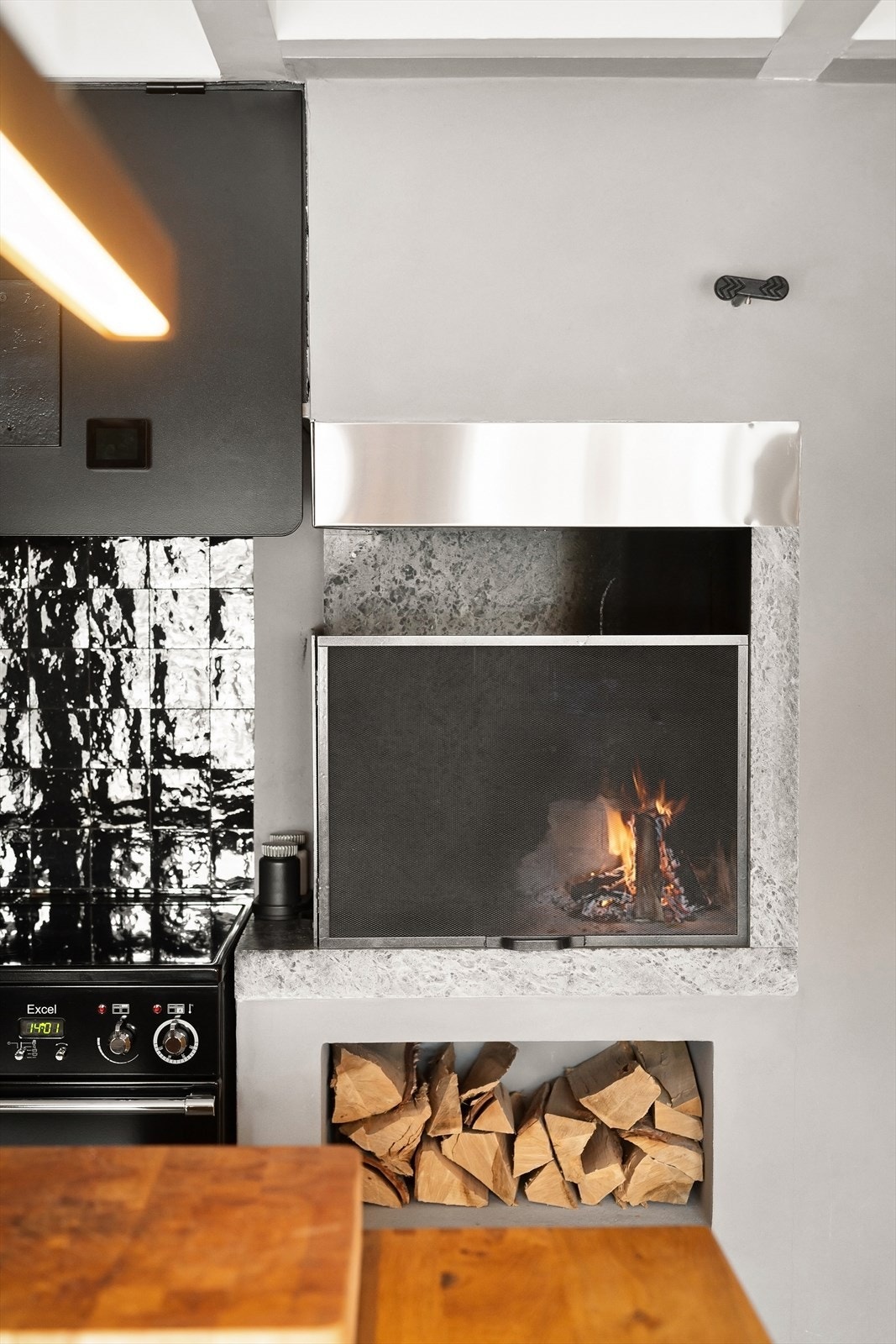 Detalj fra peisen på kjøkkenet Galleribilde