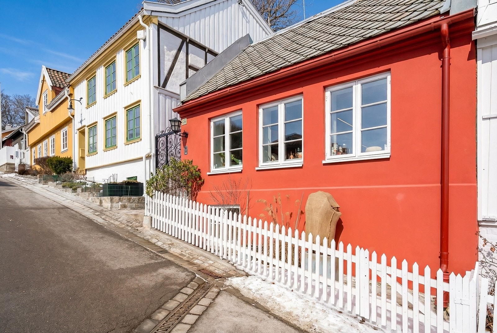 Fra fasaden med de tre kjøkkenvinduene Galleribilde