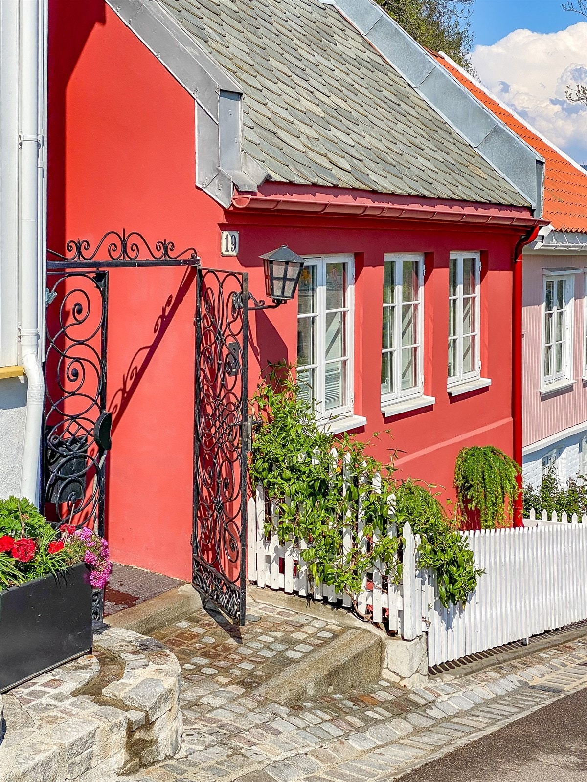 Fra fasaden m/inngangspartiet mot Telthusbakken. Edvard Munch har malt et maleri av Telthusbakken og Gamle Aker kirke i 1880 Galleribilde