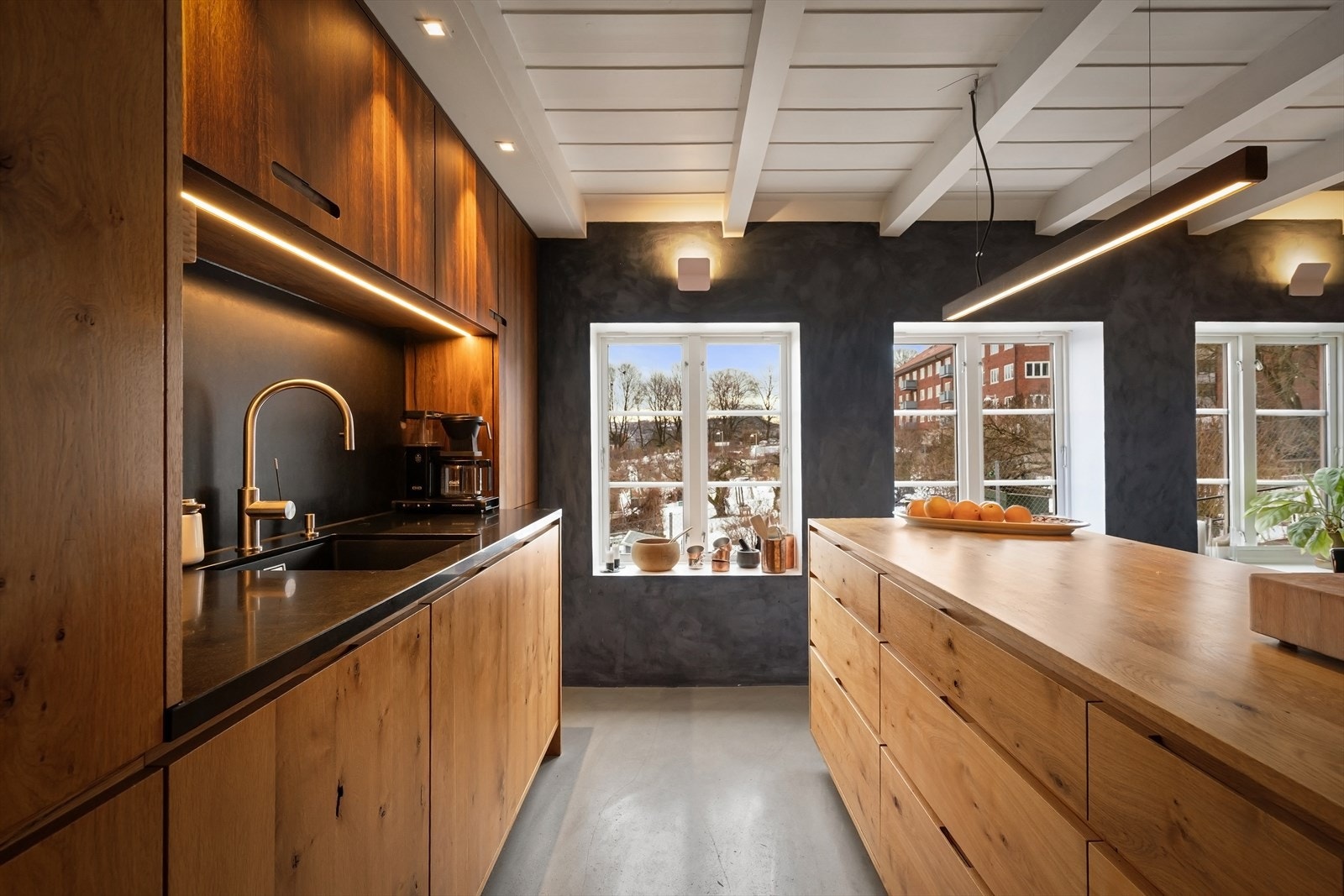 Stort spisekjøkken hvor innredning er fra Hamran møbelbyggeri med/peis, kjøkkenøy og romslig spiseplass -
Integrerte hvitevarer og flott Falcon komfyr medfølger Galleribilde