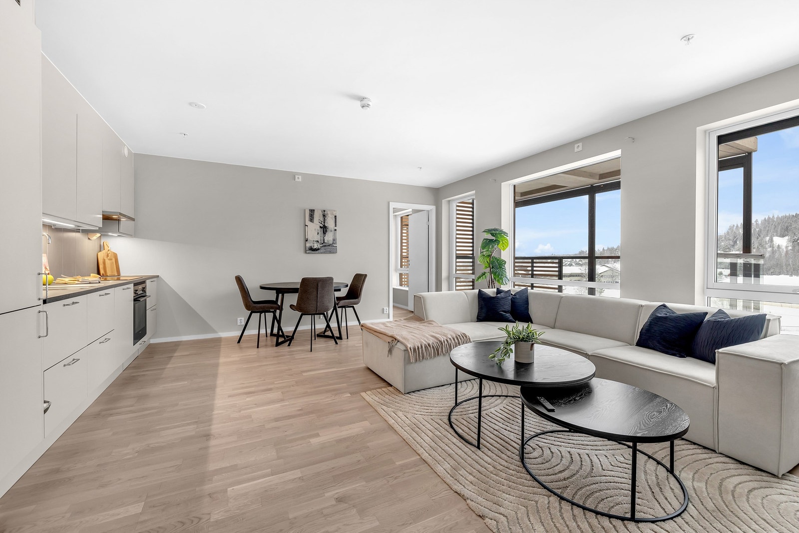 Lys og luftig stue med rikelig lysinnslipp via store vindusflater. Galleribilde