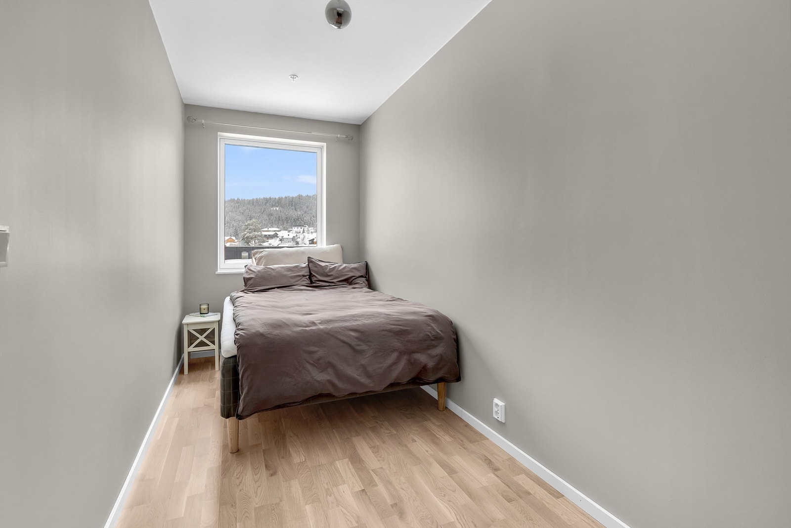 God plass til dobbeltseng, nattbord eller skrivebord. Galleribilde