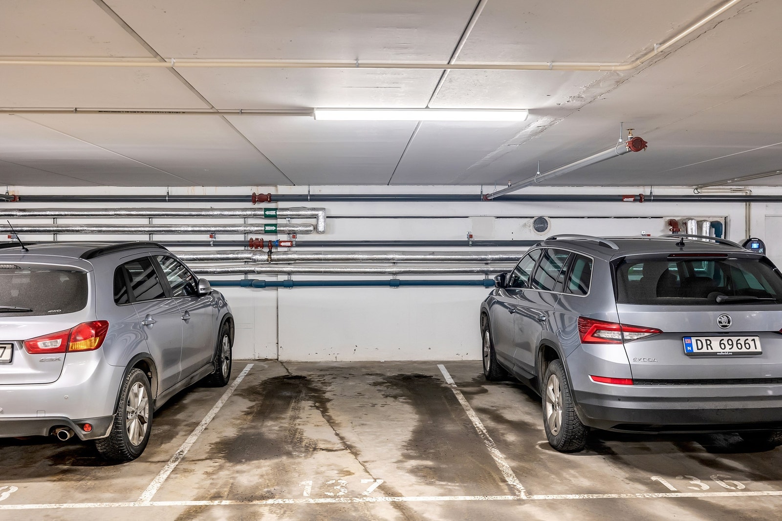 Leiligheten disponerer garasjeplass nr 137 i felles garasjekjeller. For garasjeplassen betales det kr 280 i måneden. Galleribilde