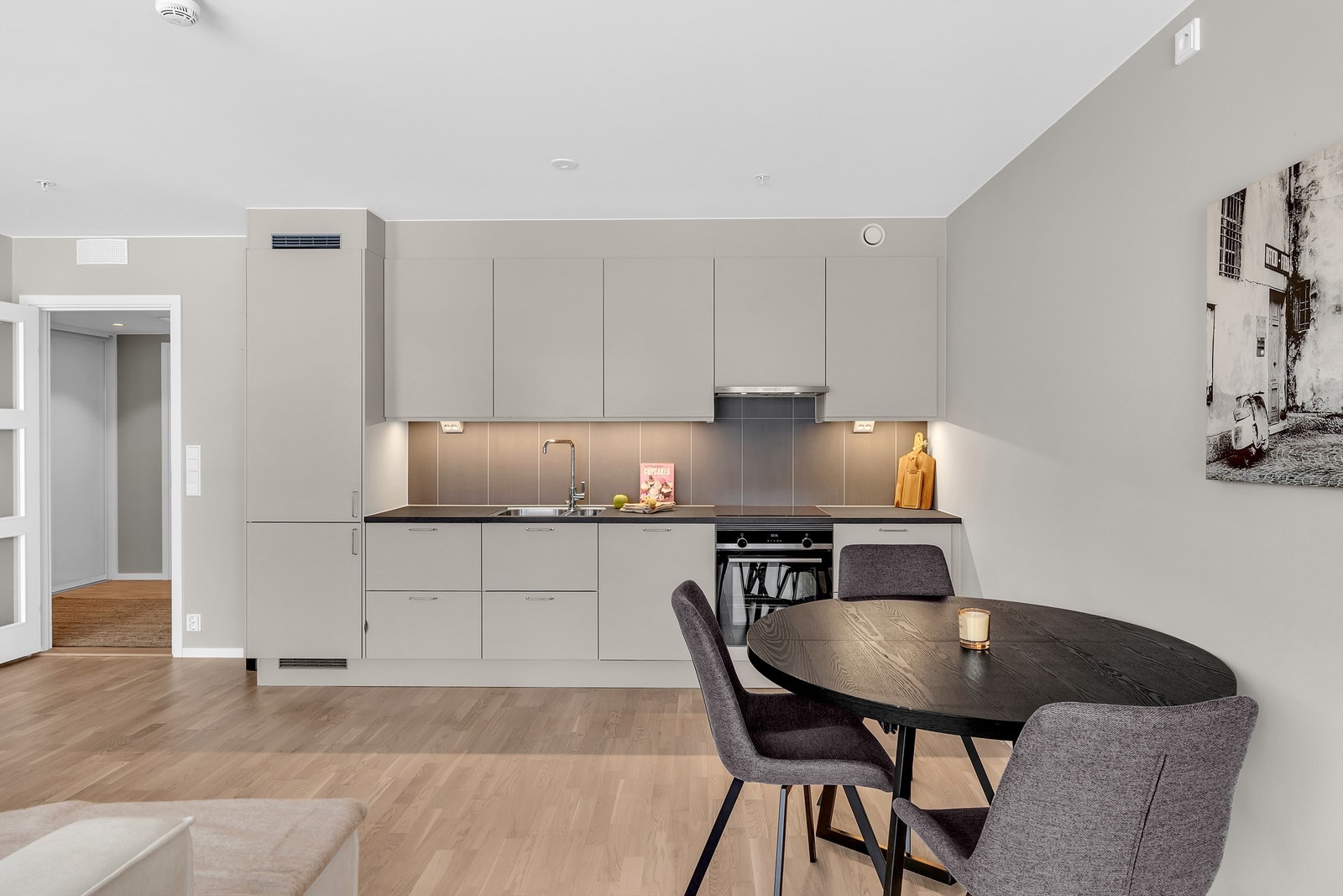 Godt med oppbevaringsplass i store over -og underskap samt gode arbeidsflater for matlaging. Galleribilde