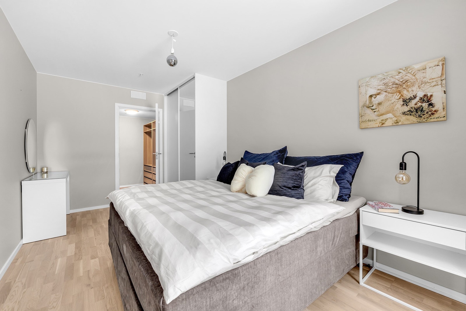 Garderobeskap for oppbevaring av klær. Galleribilde