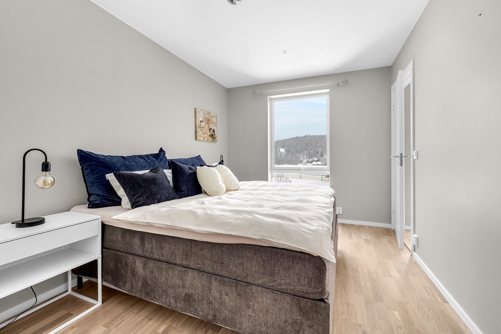 Godt med naturlig lysinnslipp på soverommet. Galleribilde