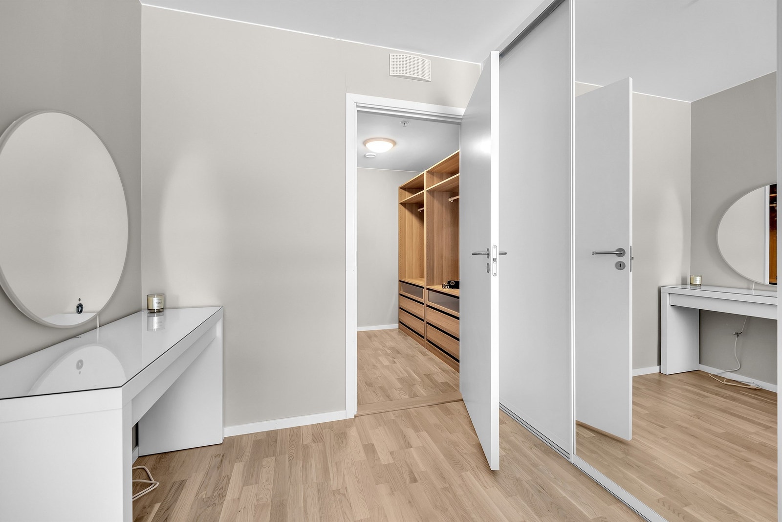 Direkte tilgang til innbydende walk-in closet fra hovedsoverommet. Galleribilde