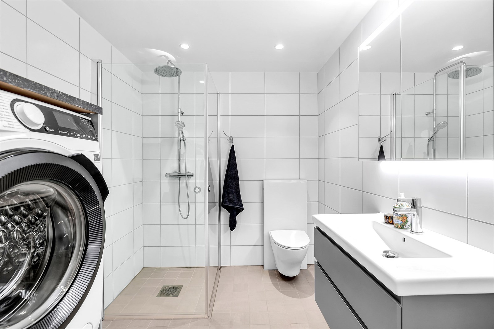Delikat og praktisk bad fra 2024 med gulvvarme og downlights. Tilrettelagt opplegg for vaskemaskin. Galleribilde