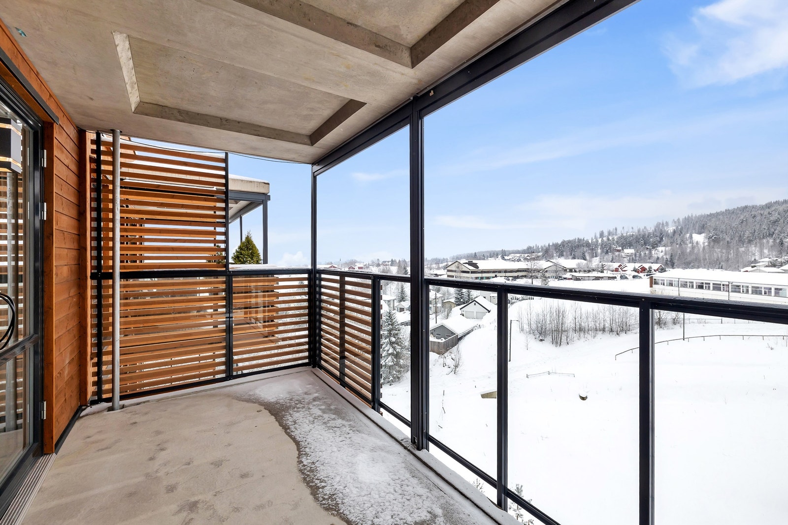 Dette er en strøken og lekker 3-roms toppleilighet med stor solrik balkong, god standard og garasjeplass! Galleribilde