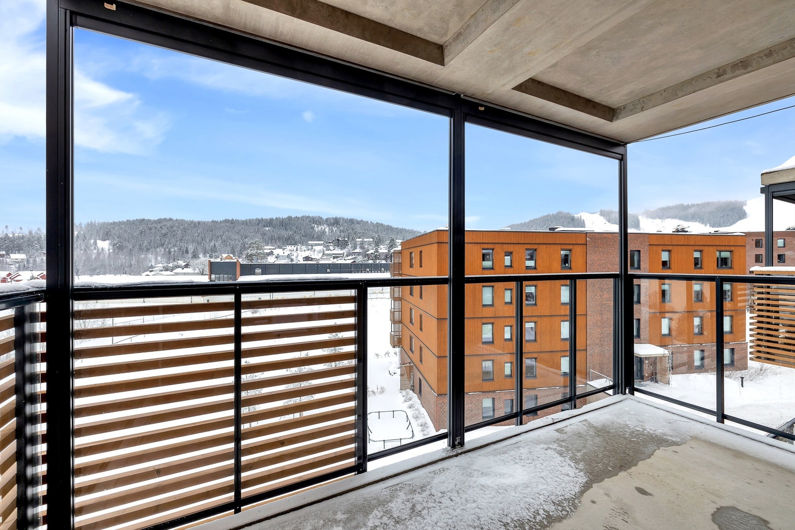 Balkongen er overbygget med utelys, utvendige stikkontakter og solavskjerming på deler av balkongen. Galleribilde