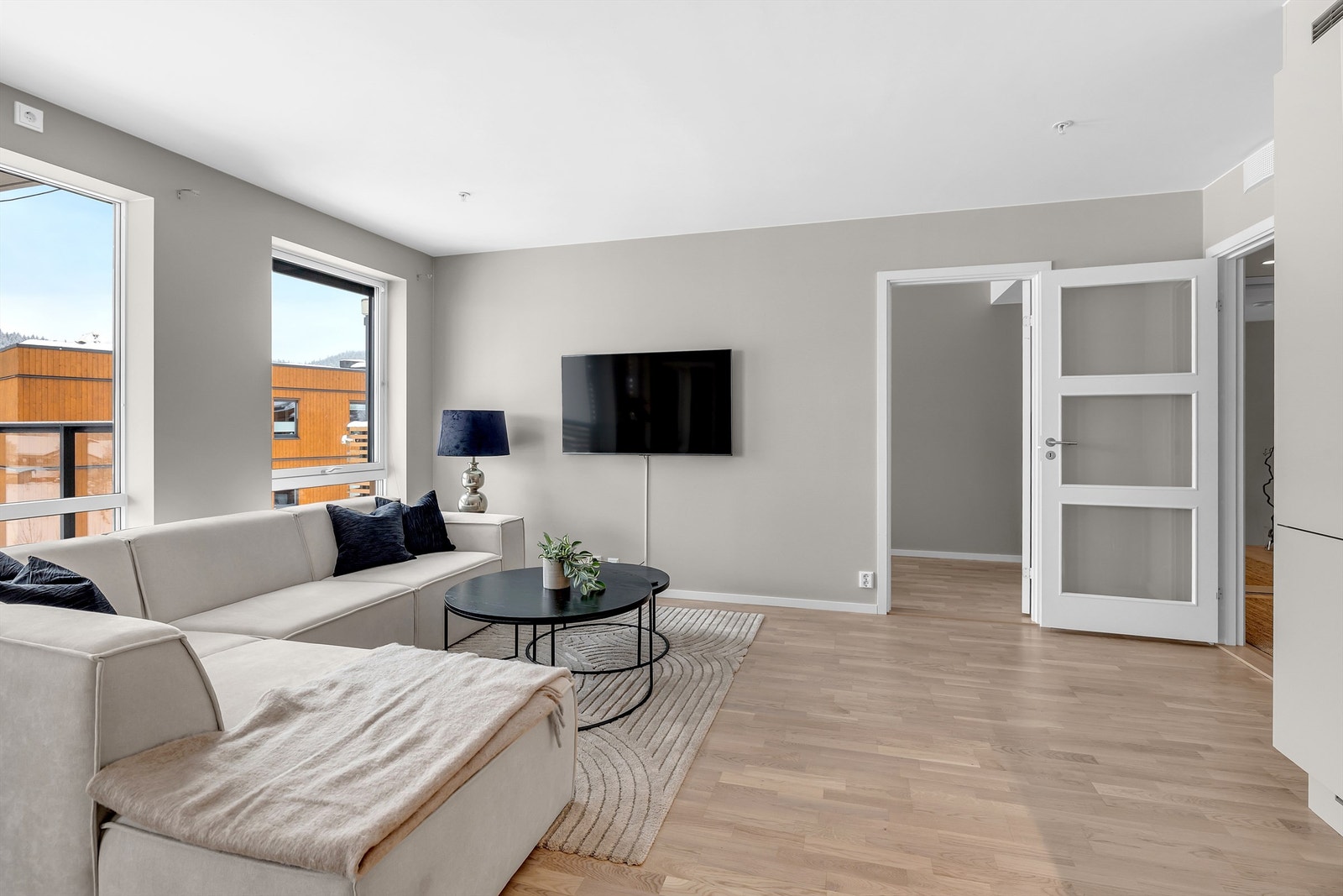 God plass til sofaseksjon, stuebord og tv -benk. Galleribilde