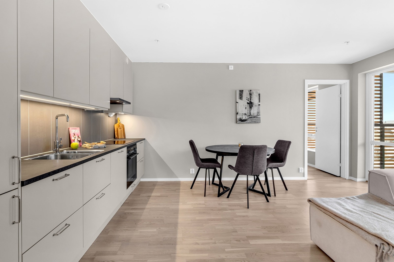 Lekkert Marbodal kjøkken i åpen løsning med stuen. Galleribilde