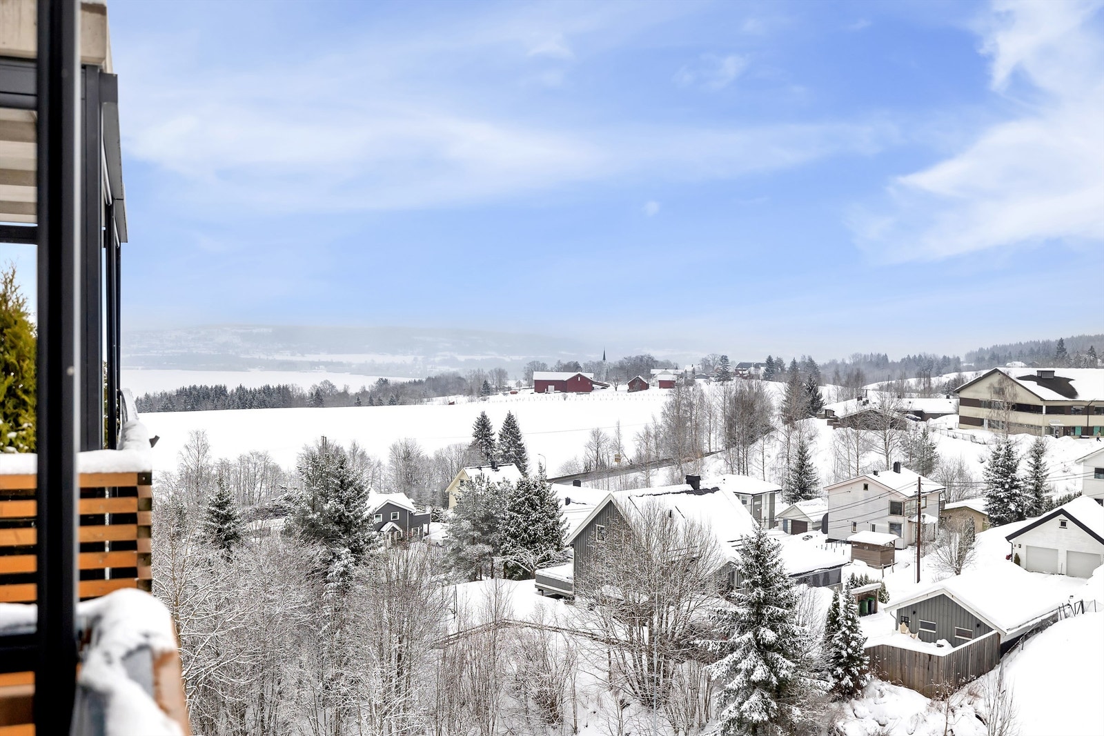 Fantastisk utsikt fra balkongen ned mot fjorden! Galleribilde