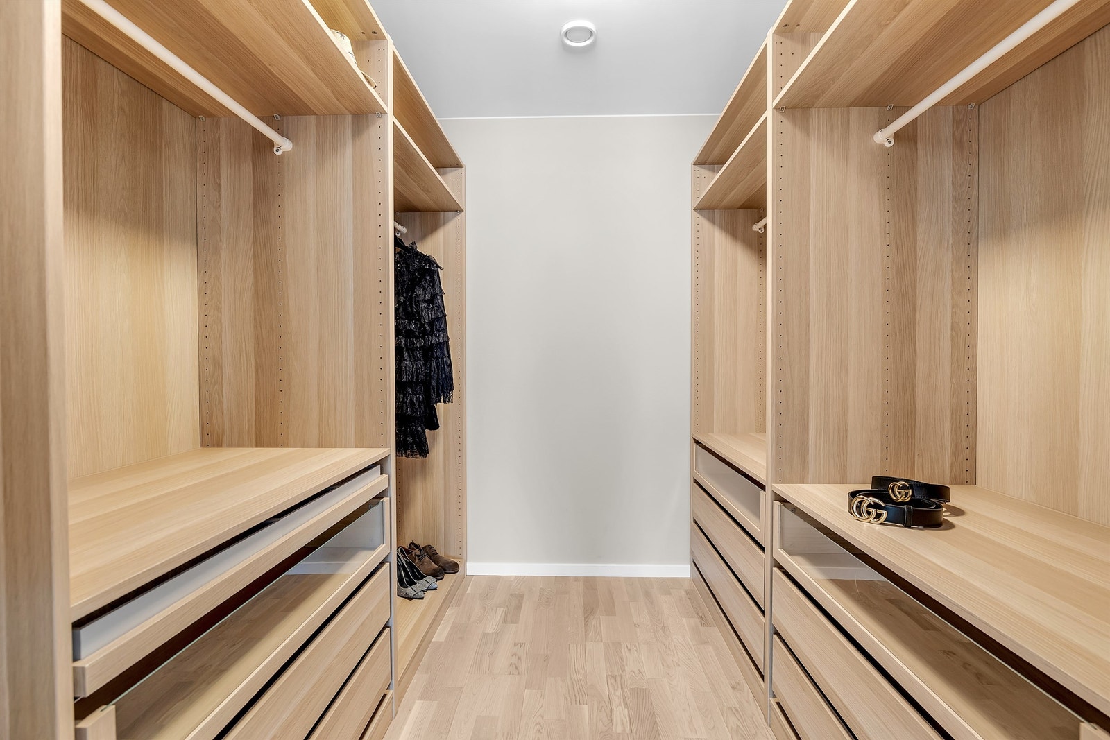 Praktisk walk-in closet for ekstra klesoppbevaring. Galleribilde