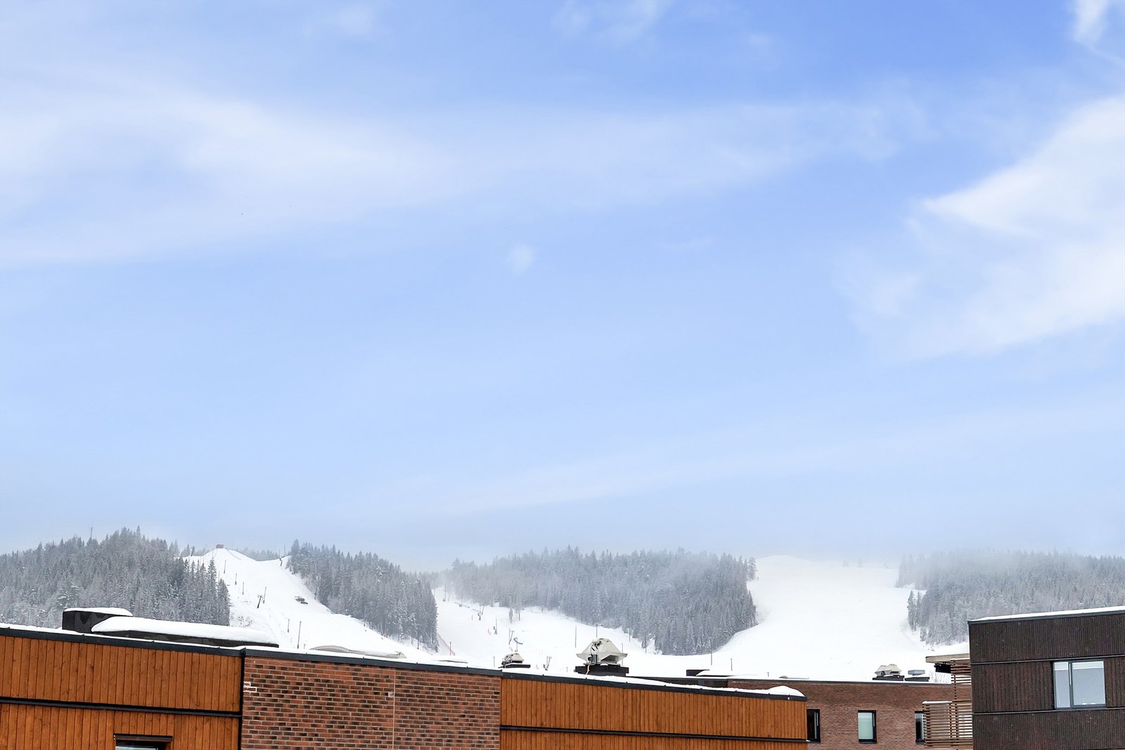 Marikollen skisenter (også kalt Rælingen stadion) ligger like ved. Her er det noe for alle, om man ønske rolige rusleturer, lange skiturer i opplyste lysløyper eller teste skøytekunnskapene på kalde vinterdager. Galleribilde