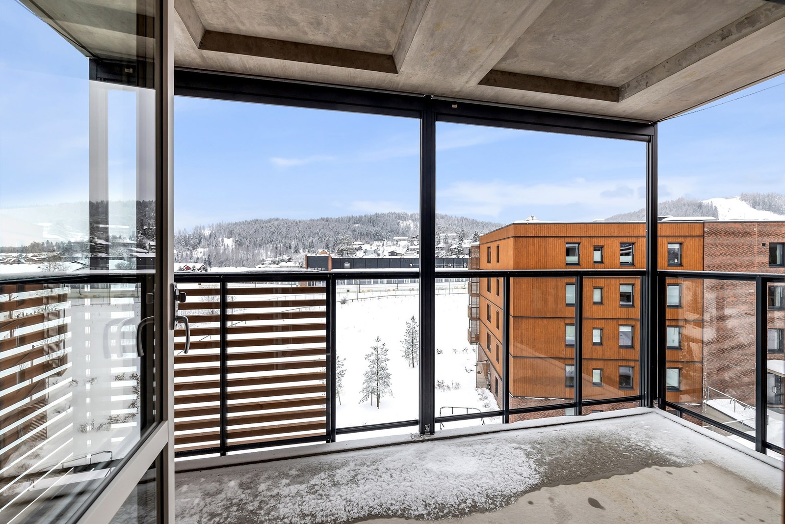 Stor sørvendt balkong på 10 kvm med gode solforhold! Galleribilde