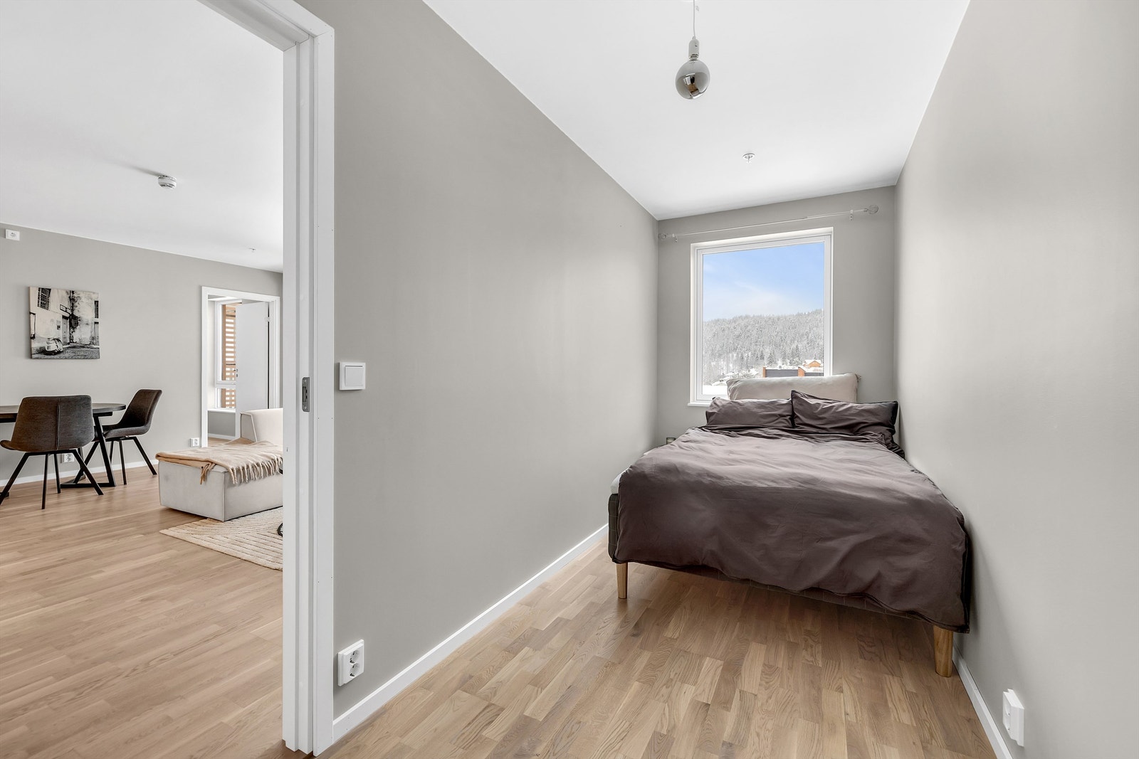 Leilighetens andre soverom passer perfekt som barnerom, gjesterom eller til hjemmekontoret. Galleribilde