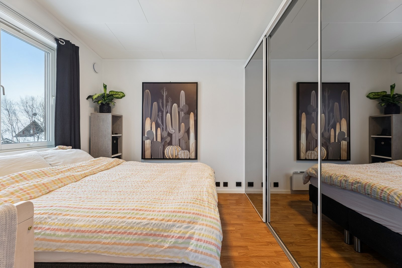 Den romslige skyvedørsgarderoben gir svært god oppbevaringsplass og bidrar til et ryddig og oversiktlig soverom. Galleribilde