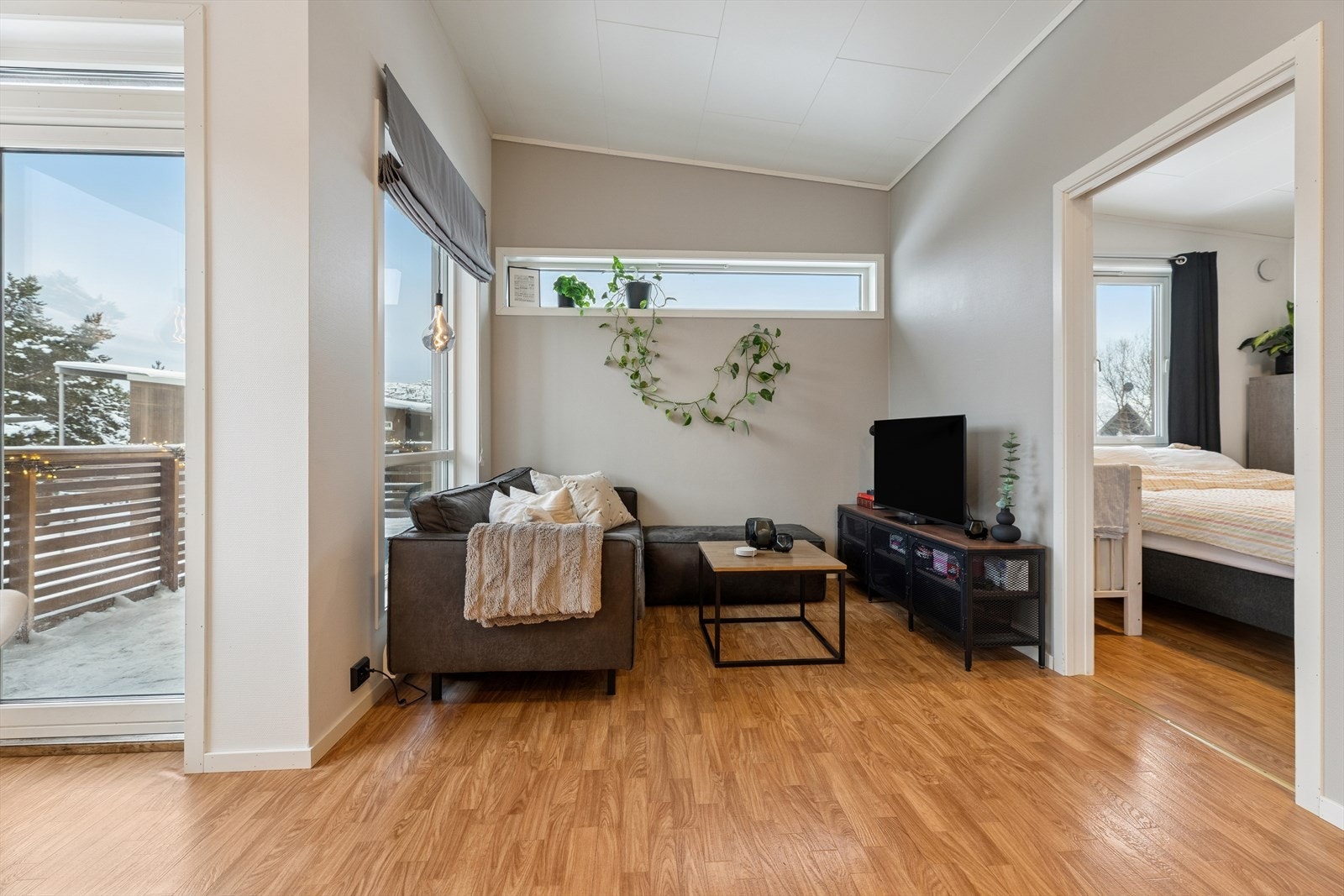 Soverommet har praktisk adkomst fra stuen, noe som gjør planløsningen både funksjonell og lett å bruke i hverdagen. Galleribilde