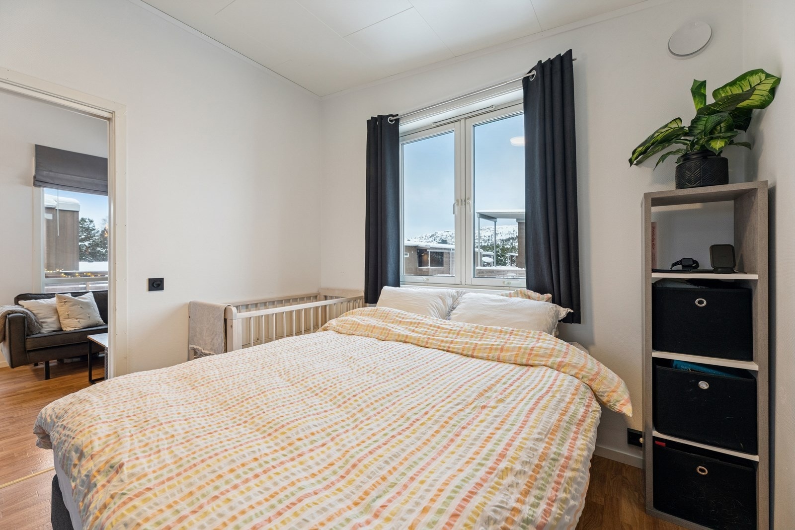 Rommet er av god størrelse og har plass til en stor seng og tilhørende møbler. Galleribilde