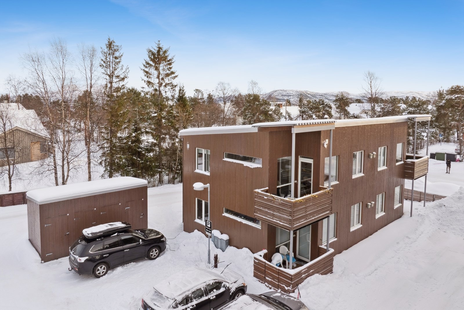 Leiligheten har en attraktiv og sentral beliggenhet i et familievennlig boligområde mellom Alta sentrum og den videregående skolen. Galleribilde