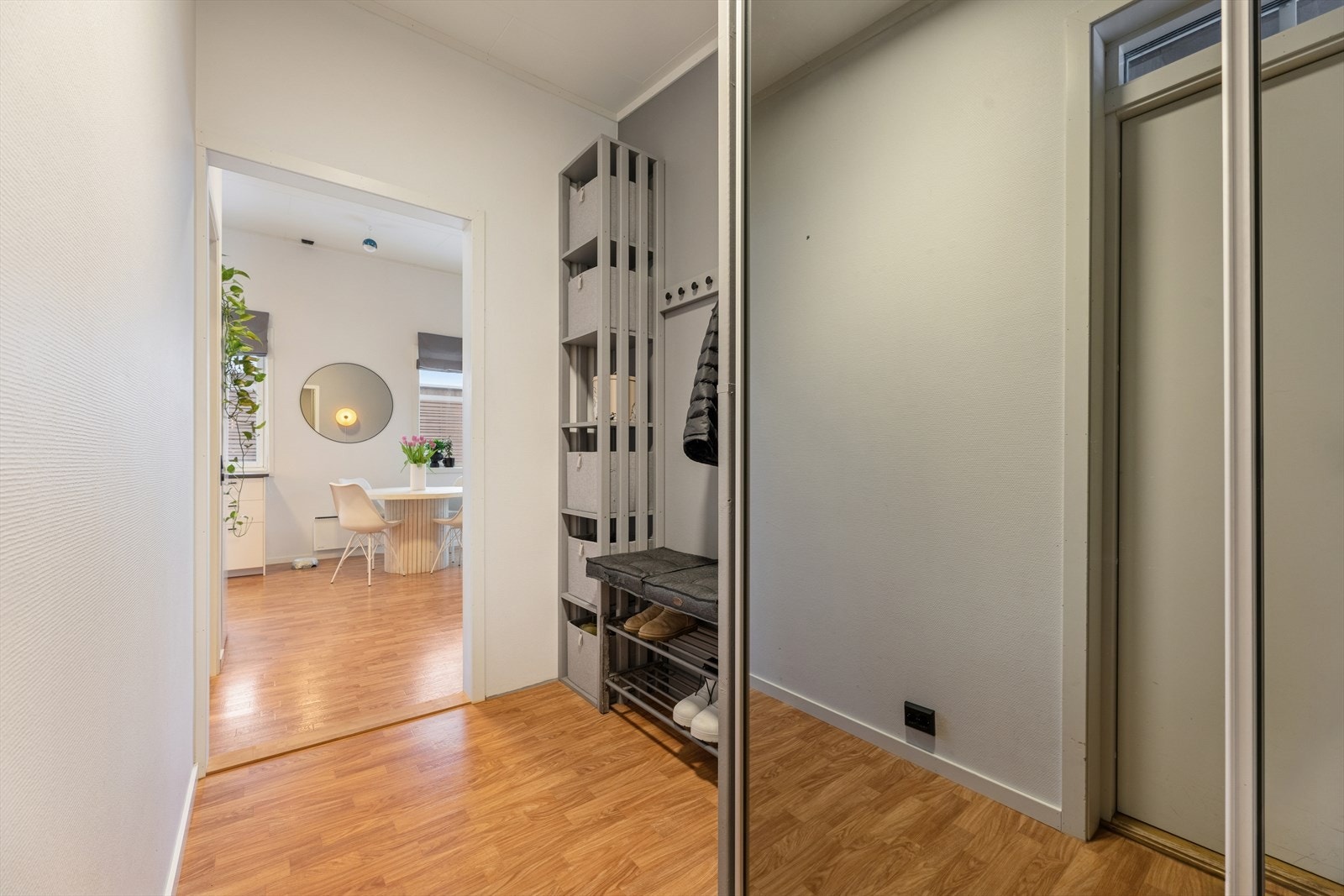 Entreen ønsker deg velkommen med god plass til både skotøy og yttertøy i en praktisk og oversiktlig garderobeløsning. Galleribilde