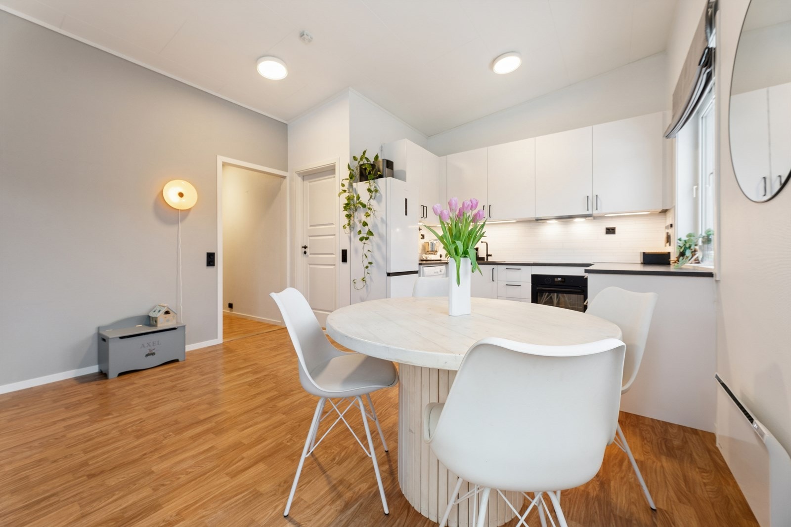 Nyt et godt måltid i lyse og trivelige omgivelser. Galleribilde