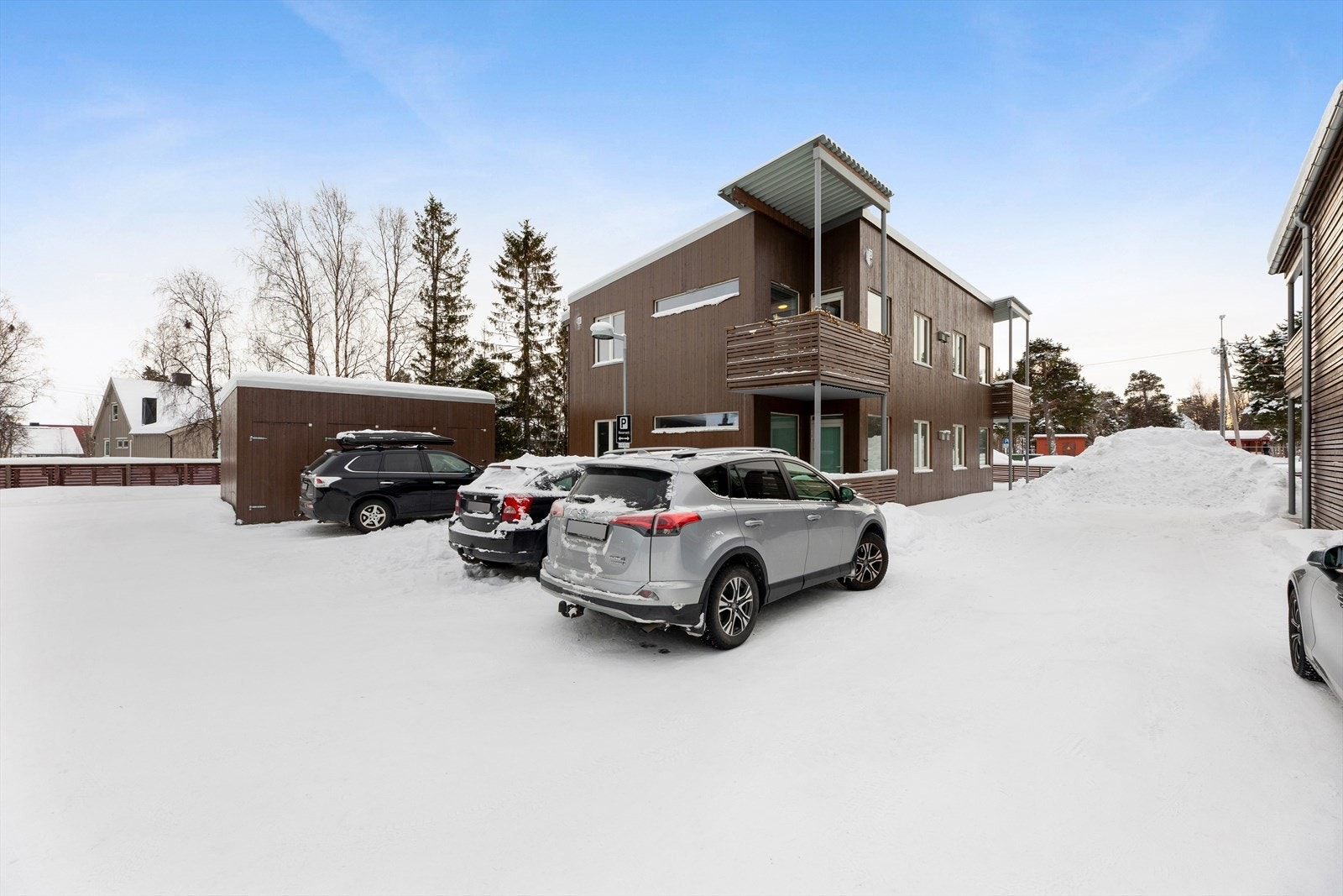 Parkingsplass til en bil utenfor leiligheten. Galleribilde