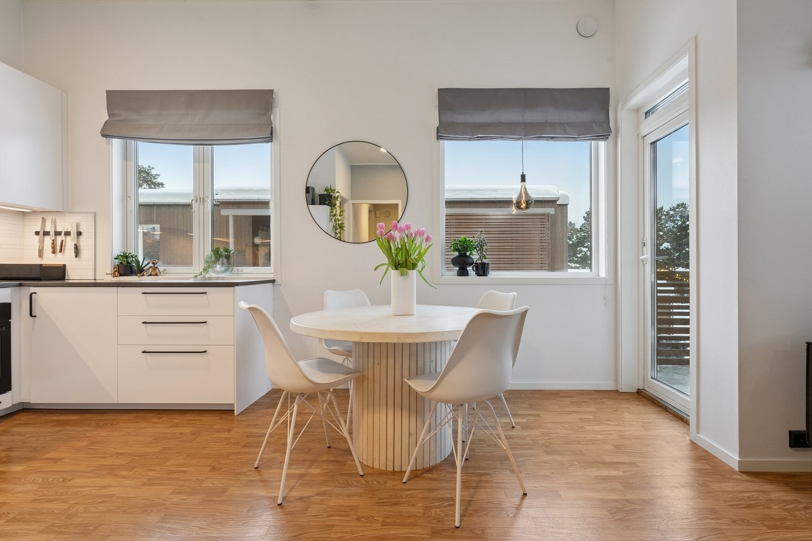 Fra stuen er det videre adkomst til en balkong. Galleribilde