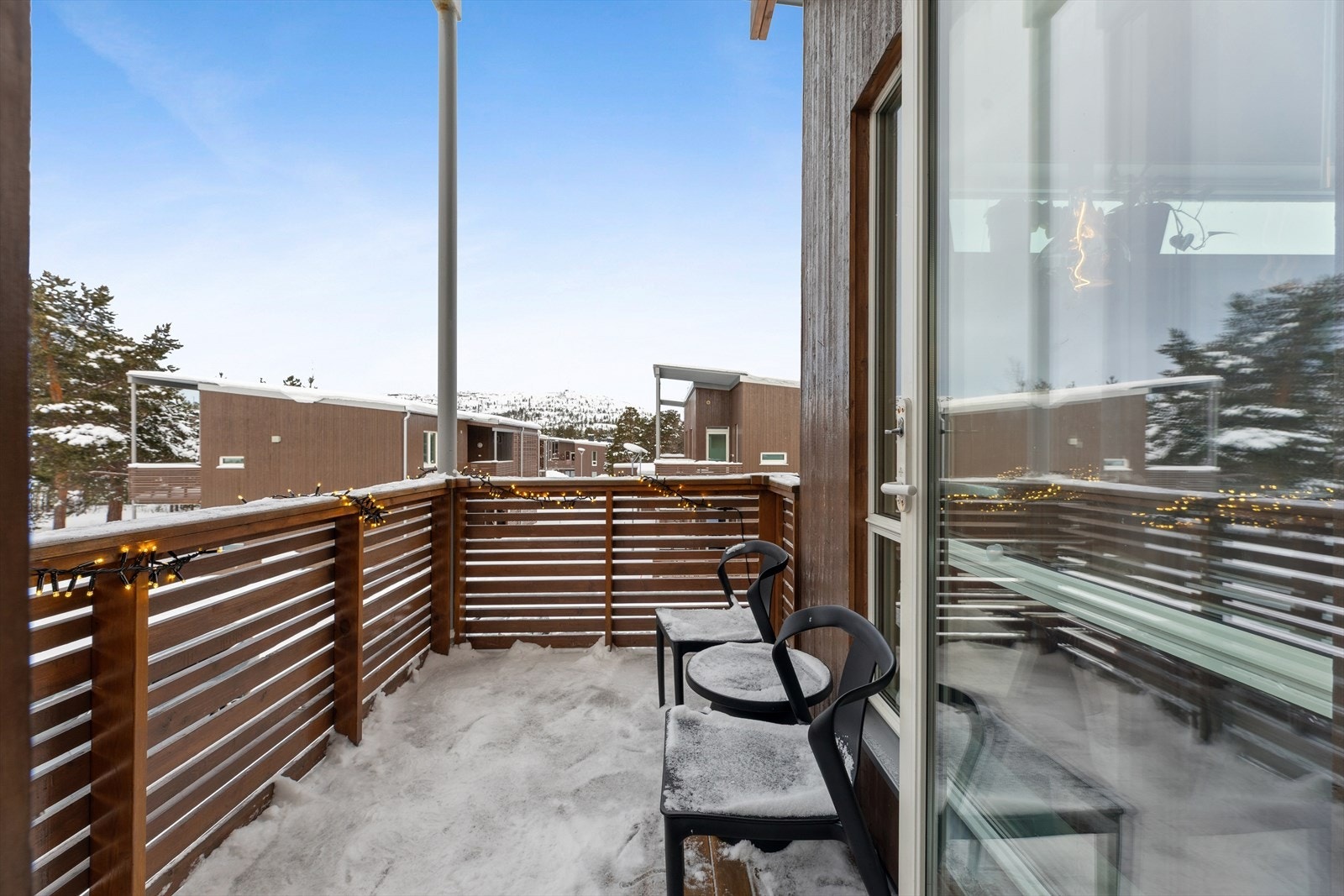 Fra balkongen får du utsikt mot nærområdet, og naturen i bakkant. Galleribilde