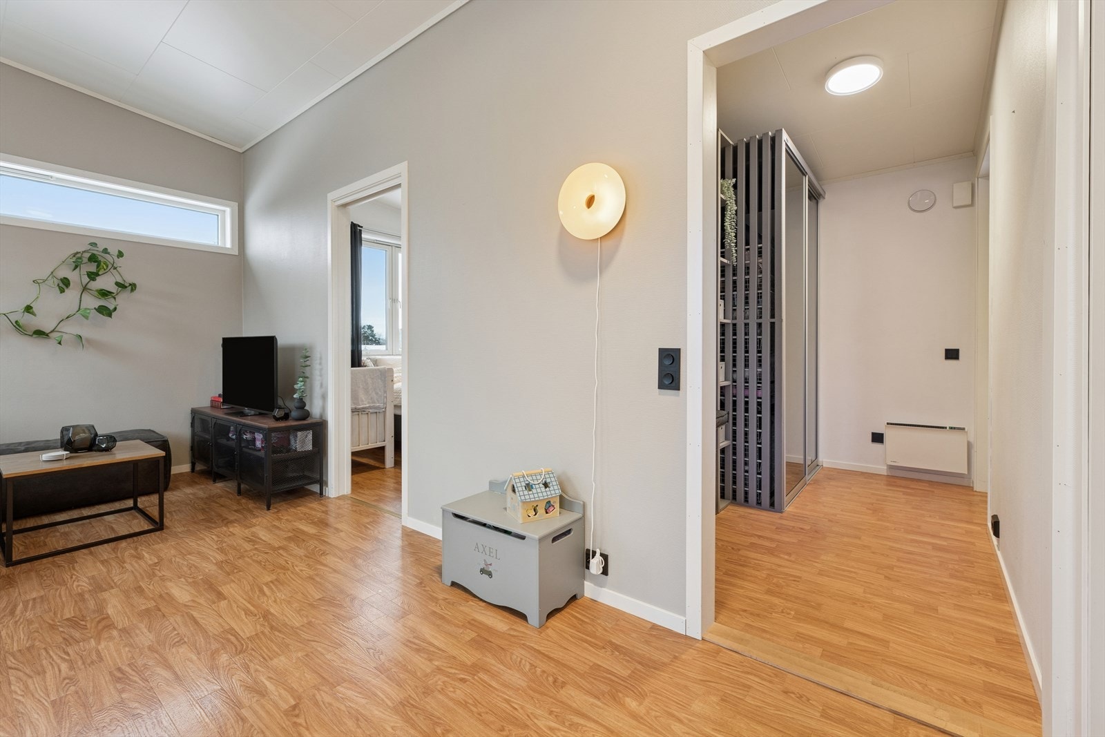 Fra leiligheten er det kort gangavstand til dagligvarebutikk. Galleribilde