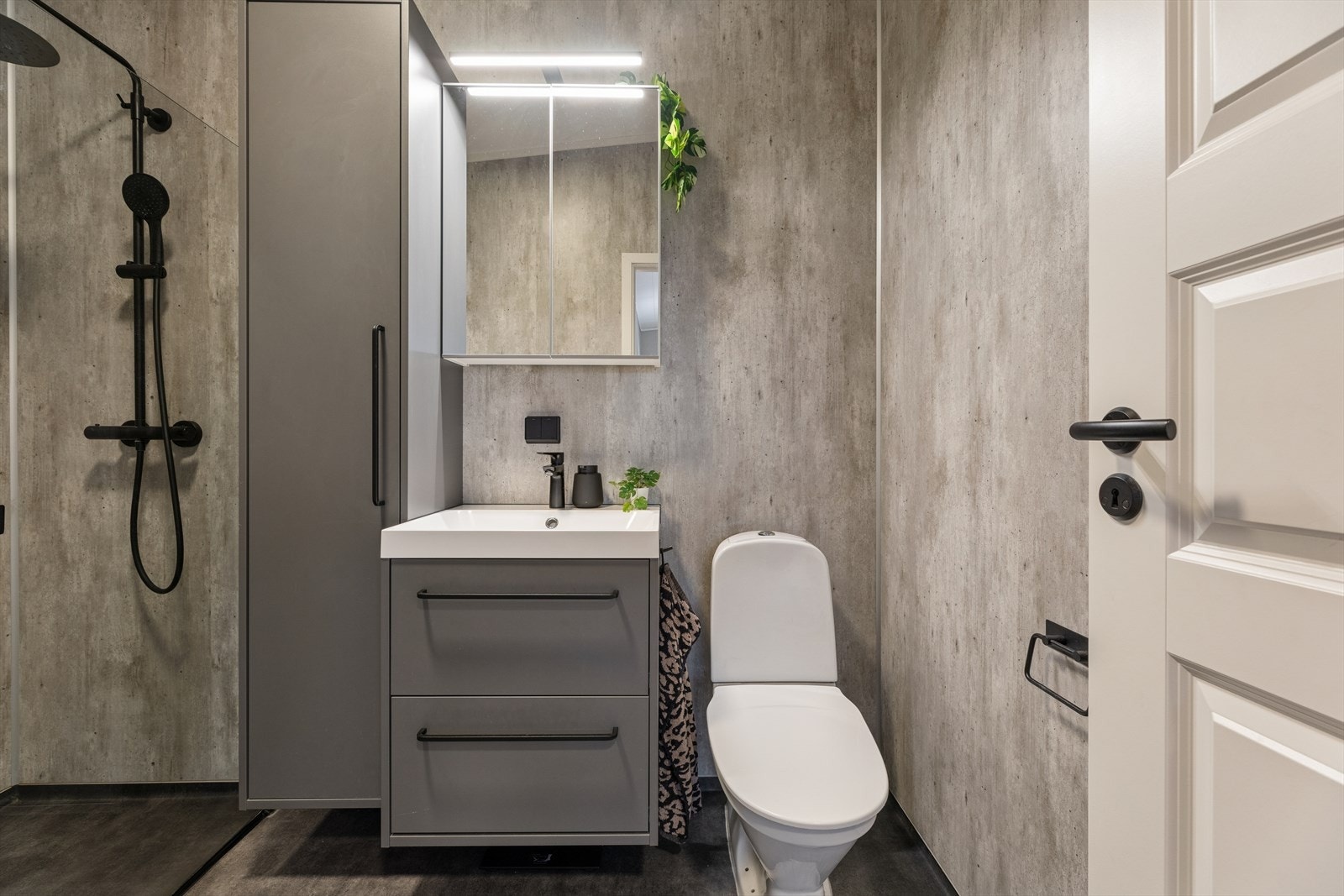 Badet ble oppgradert i 2024 og fremstår som et friskt og moderne rom med nye, pene overflater. Det er kledd med våtromsplater på veggene og har vinylbelegg på gulvet. Elektriske varmekabler sørger for behagelig gulvvarme året rundt. Galleribilde