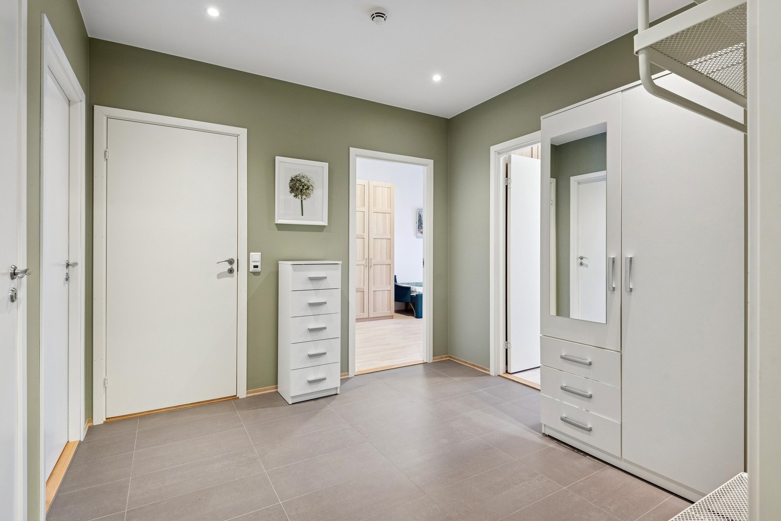 Gangen har plass til garderobeløsning. Galleribilde