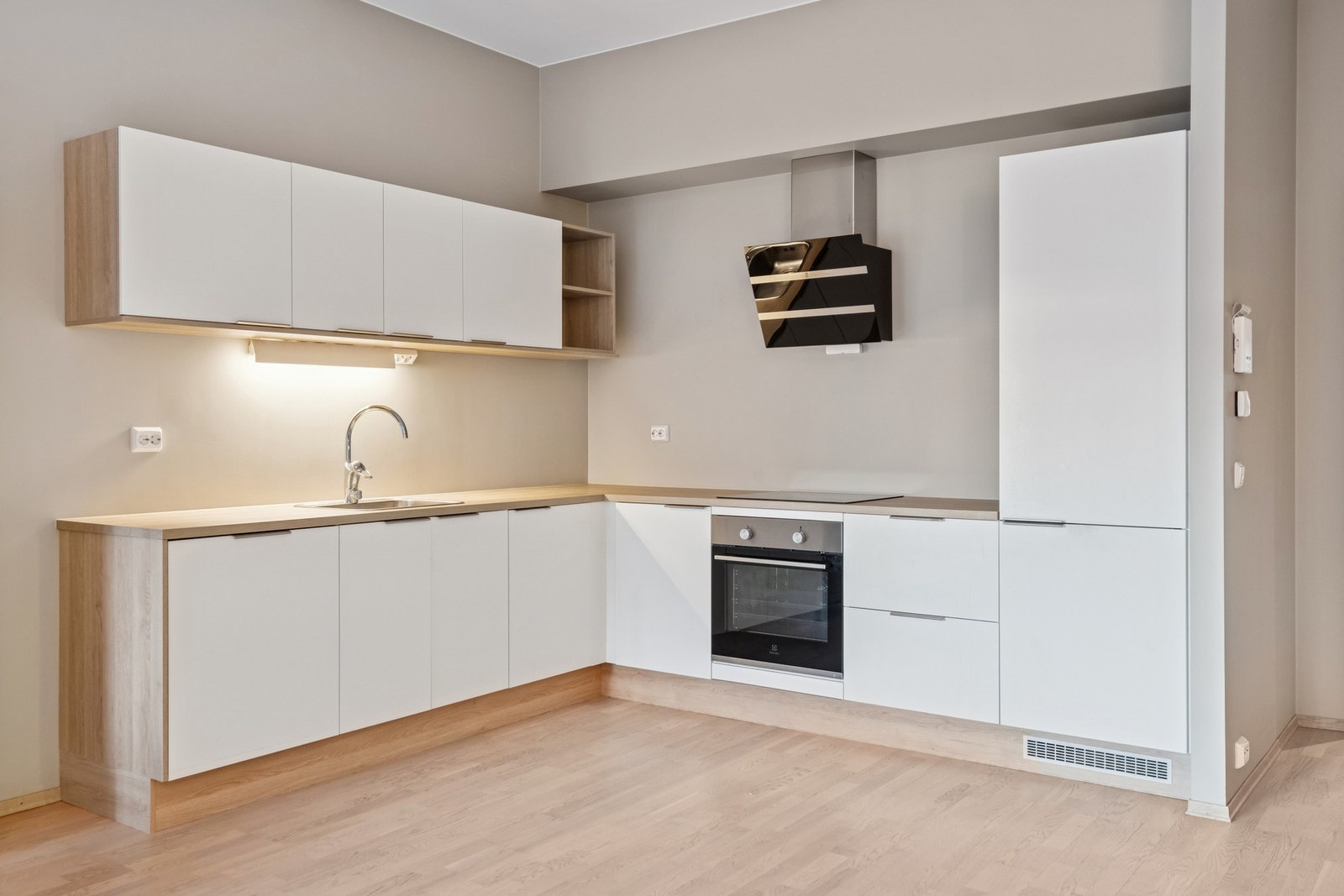 Moderne kjøkken med mye skap og benkeplass. Galleribilde