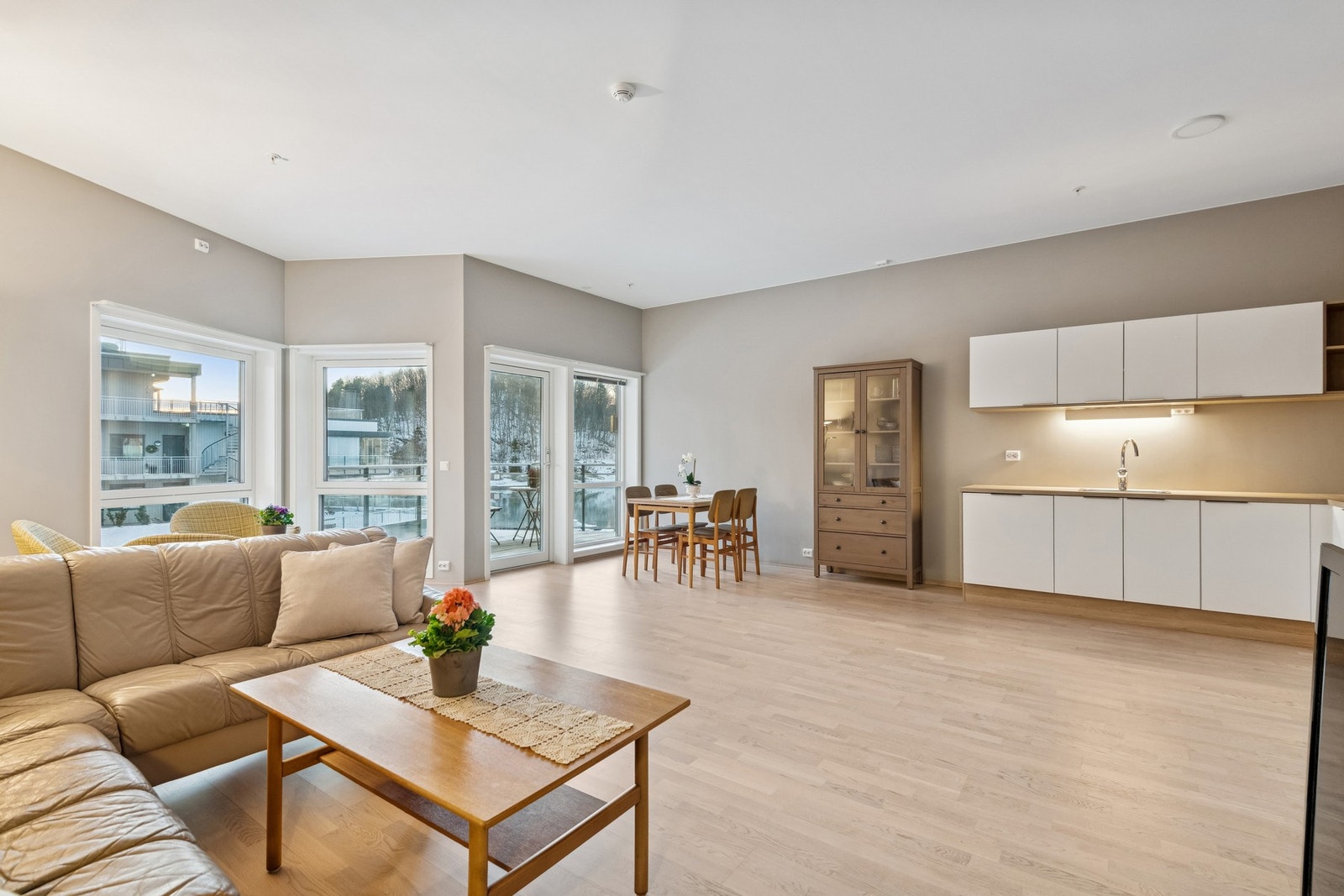 Boligen har en moderne og praktisk planløsning, samt god takhøyde som sørger for en god atmosfære. Galleribilde